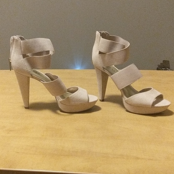 Beige Guess Heels - Picture 2 of 5